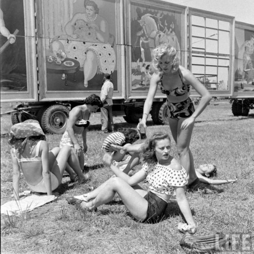 circus girls by Nina Leen (1)