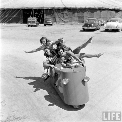 circus girls by Nina Leen (8)